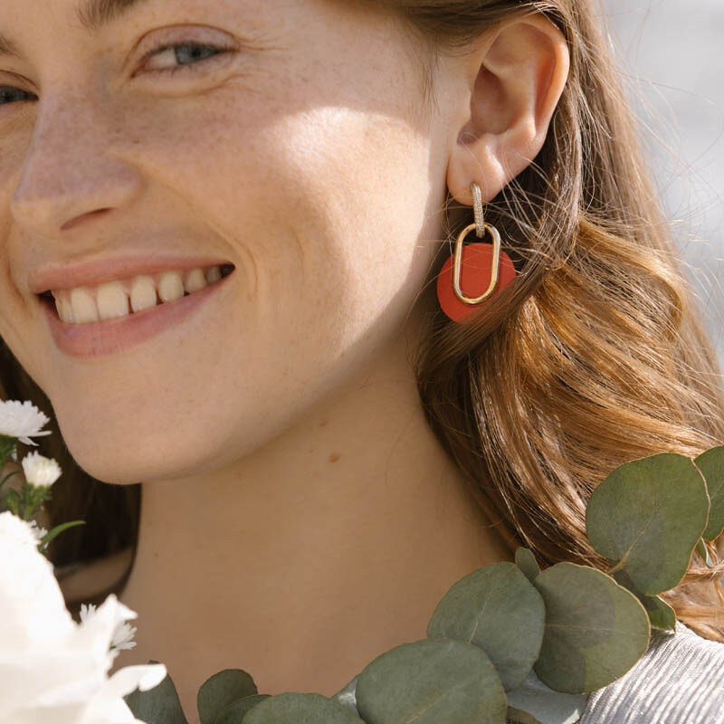 boucles-oreilles-pendantes-chaine-cuir-rouge