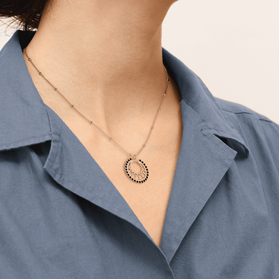 arabesque-necklace-collier_court