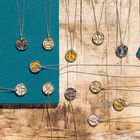 collier-capricorne-cuir-reversible-creme-paillettes-dorees-pack_collier_zodiaque-6