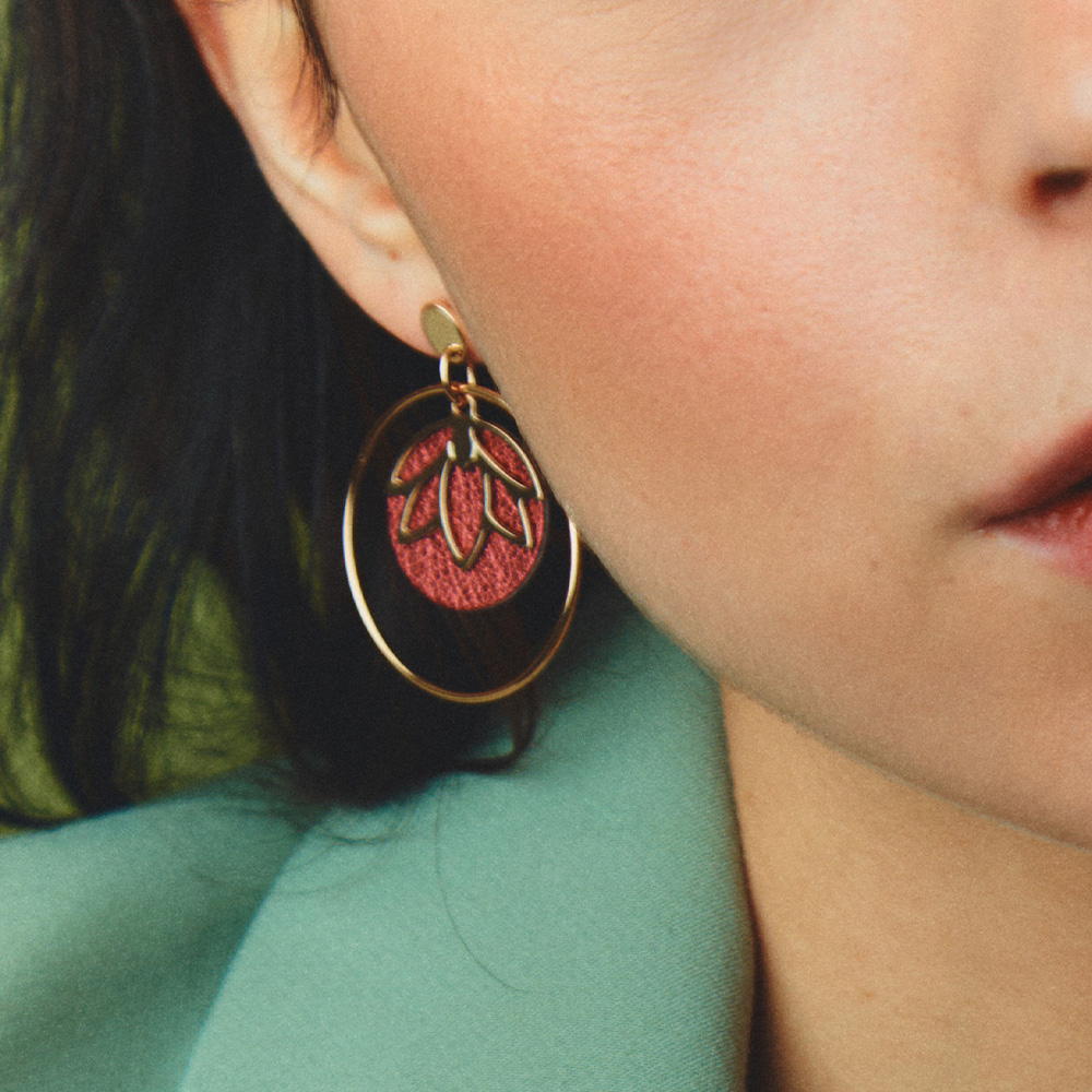 boucles-d-oreilles-lotus-cuirs-reversibles-grenade-dragee-pack_boucles_d_oreilles_essentielles_et_precieuses-1