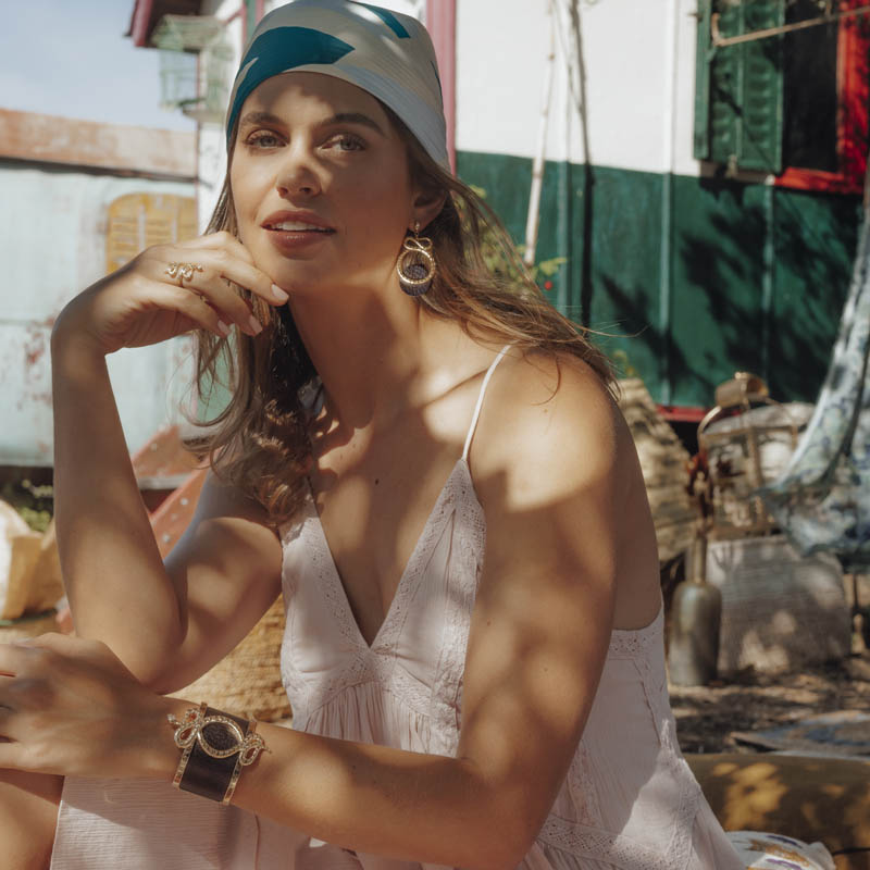 A BOLD LOOKWITH STATEMENT PIECES