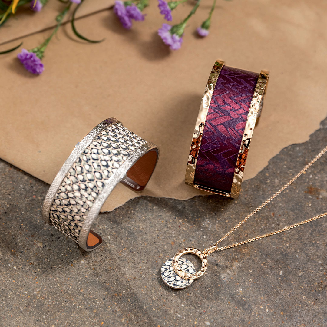 LEATHER BECOMES THE STAROF YOUR JEWELLERY COLLECTION!